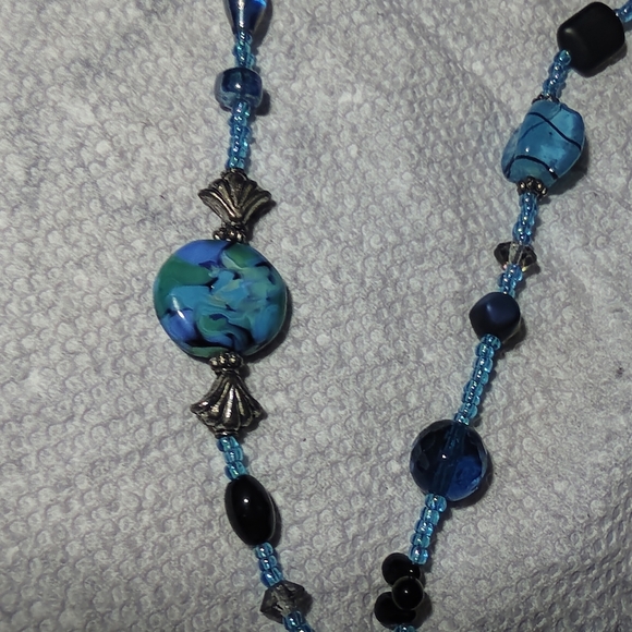 VINTAGE BLUE & BLACK BEADED NECKLACE WITH GOLD BROOCH CLOSURE ARTSY BOHO WHIMSY - Picture 4 of 6